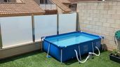Una piscina desmontable en la terraza de una vivienda 