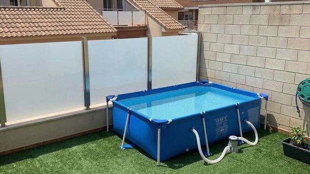 Una piscina desmontable en la terraza de una vivienda 
