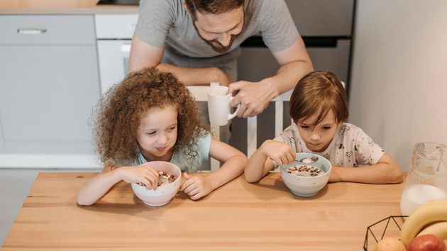 Un padre cuidando de sus hijos.
