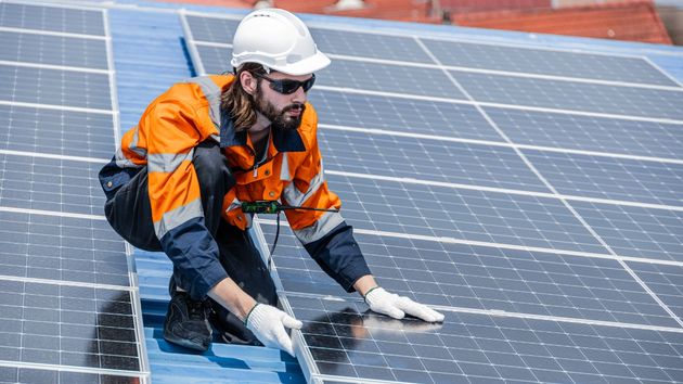 Un instalador colocando placas solares