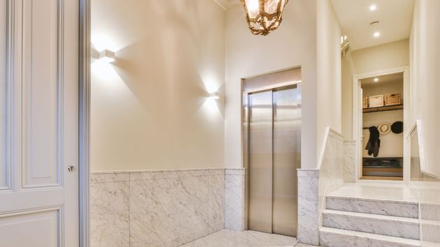 Un ascensor en una comunidad de vecinos 