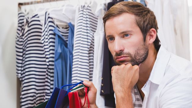 una persona eligiendo color en la ropa