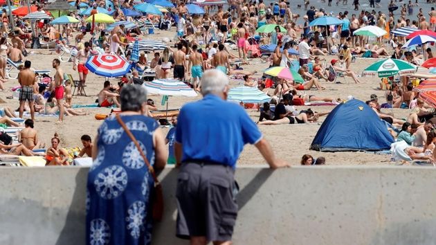 Dos personas mayores mirando a la playa