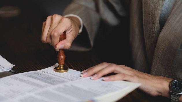 Un notario sellando un documento 