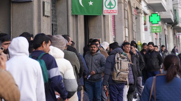 Largas colas para acogerse al nuevo proceso de regularización de migrantes