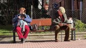 Dos jubilados sentados en la calle