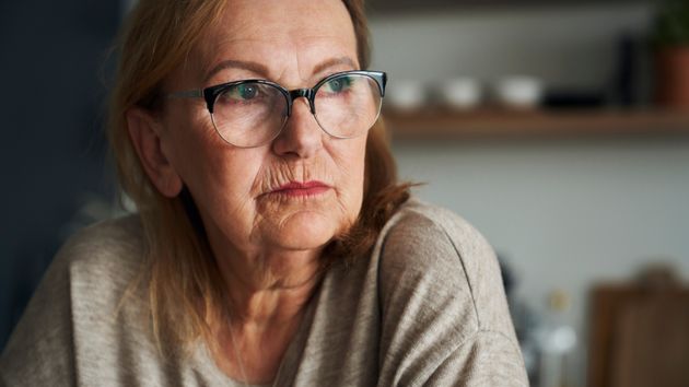 Mujer mayor mira a un lado