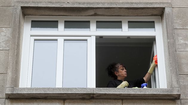 Una empleada de hogar trabajando en una casa particular