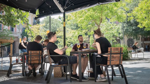 Varias personas tomando algo en una terraza