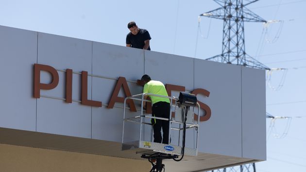 Dos obreros trabajan en la construcción de un comercio nuevo