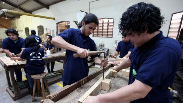 Trabajadores haciendo cursos de formación