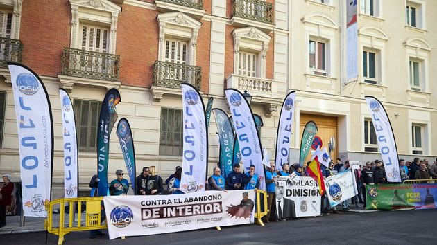 Varias personas manifestándose en la puerta del Ministerio