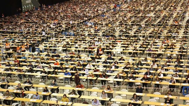 Alumnos examinándose de oposiciones