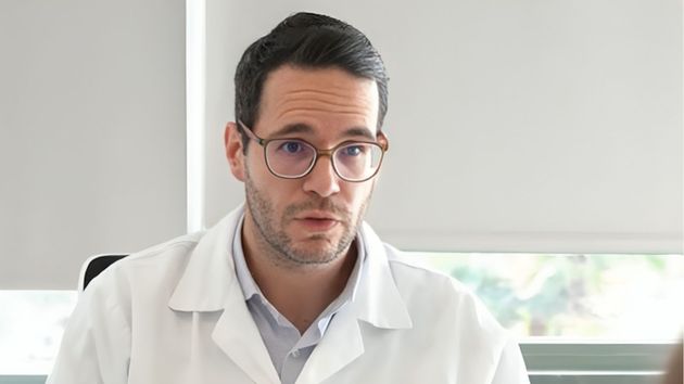 El médico durante su explicación