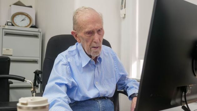 El anciano frente a un ordenador