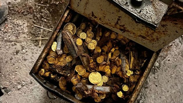 Una caja llena de monedas de oro