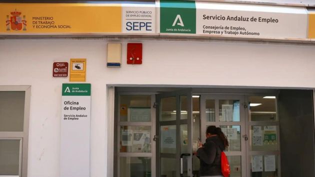 Mujer entra oficina empleo en Andalucía