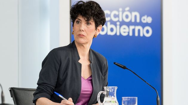 Elma Saiz mirando a un lado con gesto serio