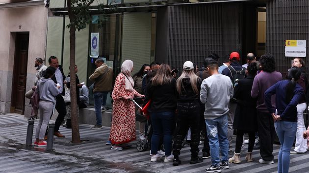 Personas haciendo cola en una oficina de extranjería