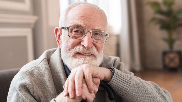 Hombre mayor apoyado en un bastón