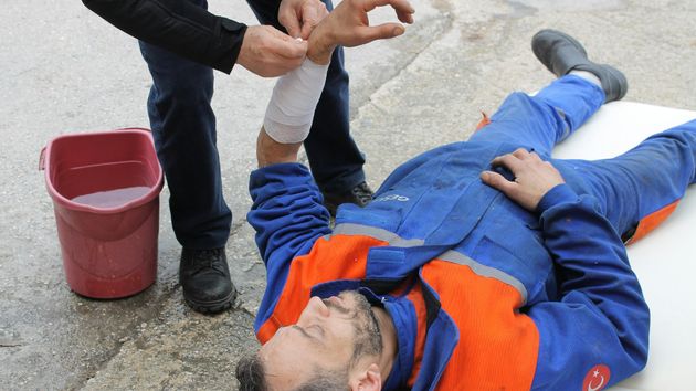 Un hombre siendo atendido médicamente