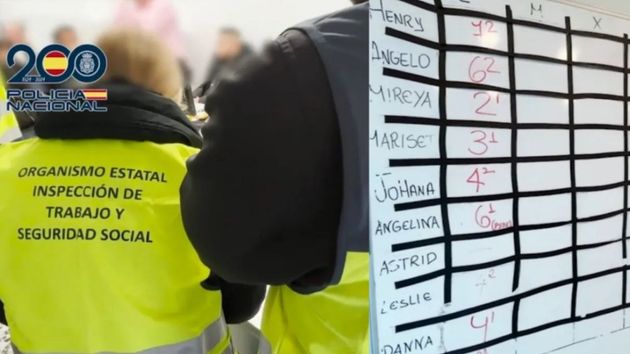 Agentes de Policía y la pizarra con el ranking de los trabajadores