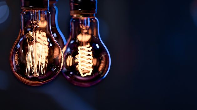 dos bombillas encendidas