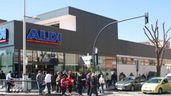 colas de gente en la puerta de un supermercado de aldi