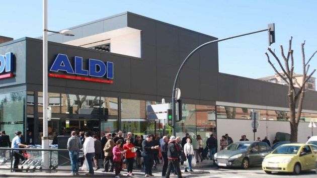 colas de gente en la puerta de un supermercado de aldi