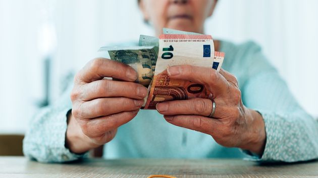 Manos de una mujer contando dinero