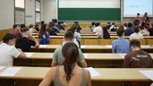 Alumnos en un aula al comienzo de un examen