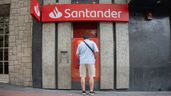 un cliente sacando dinero de una sucursal de banco santander