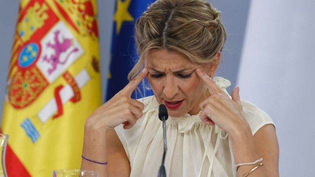 La ministra de Trabajo con los dedos en la frente