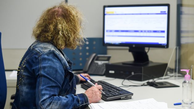 Una empleada pública trabajando