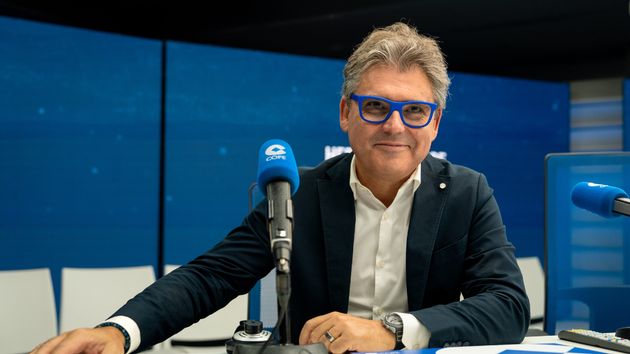 El economista en la cabina de radio.