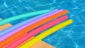 churros de colores en una piscina