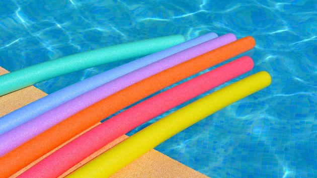 churros de colores en una piscina