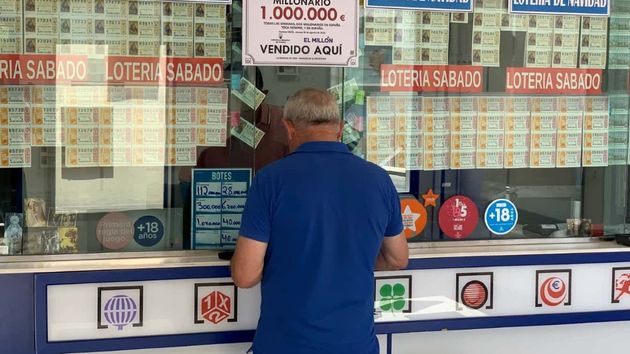 Un hombre comprando lotería