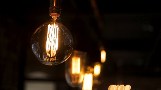 unas bombillas encendidas de noche