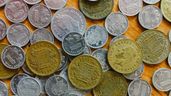 Varias monedas de peseta en una mesa