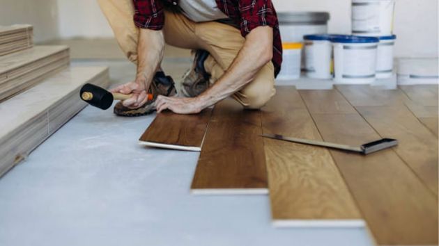 Una persona haciendo reformas en su hogar.