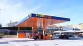 gasolinera plenergy con empleados