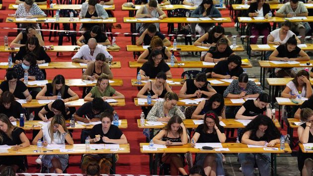 Opositores realizando un examen