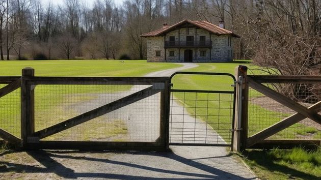 El camino de acceso a una finca cerrado