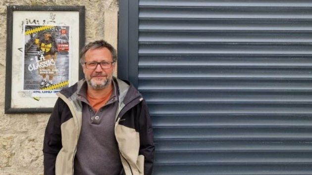 Una imagen del hombre en la puerta del local