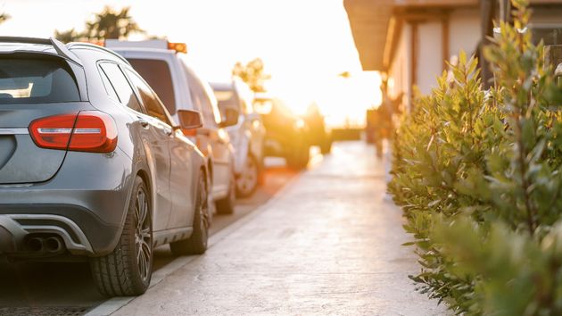 Coches aparcados en una calle de un barrio residencial