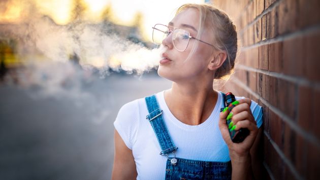 Una mujer vapea