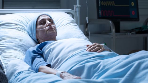 Una mujer en una camilla de un hospital