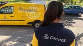 Una trabajadora de Correos, de espaldas