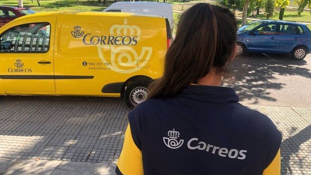 Una trabajadora de Correos, de espaldas